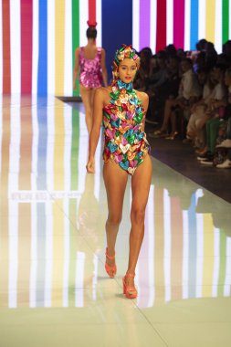 Manken Agatha Ruiz de la Prada moda gösterisi Resort 2018 koleksiyonda Miami moda hafta 2017 Miami'de Buz Sarayı'nda 4 Haziran 2017 üzerinde sırasında pist yürür