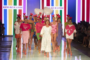 Manken Agatha Ruiz de la Prada moda gösterisi Resort 2018 koleksiyonda Miami moda hafta 2017 Miami'de Buz Sarayı'nda 4 Haziran 2017 üzerinde sırasında pist yürür