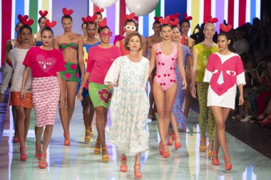 Manken Agatha Ruiz de la Prada moda gösterisi Resort 2018 koleksiyonda Miami moda hafta 2017 Miami'de Buz Sarayı'nda 4 Haziran 2017 üzerinde sırasında pist yürür