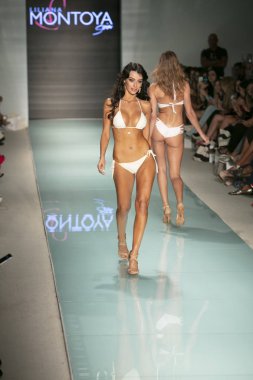 Funkshion yüzmek 2017 yılında Miami Beach üzerinde 23 Temmuz 2017 sırasında pist tasarımcısı Liliana Montoya yaz 2017 defile için bir model yürür