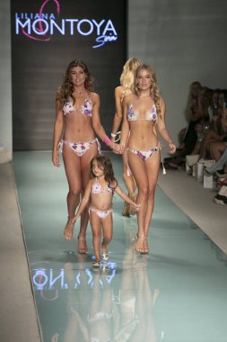 Funkshion yüzmek 2017 yılında Miami Beach üzerinde 23 Temmuz 2017 sırasında pist tasarımcısı Liliana Montoya yaz 2017 defile için bir model yürür