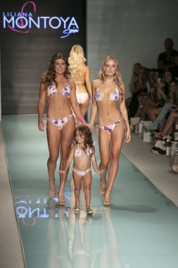 Funkshion yüzmek 2017 yılında Miami Beach üzerinde 23 Temmuz 2017 sırasında pist tasarımcısı Liliana Montoya yaz 2017 defile için bir model yürür