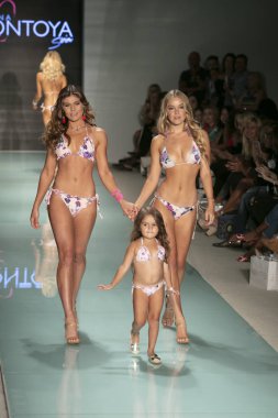 Funkshion yüzmek 2017 yılında Miami Beach üzerinde 23 Temmuz 2017 sırasında pist tasarımcısı Liliana Montoya yaz 2017 defile için bir model yürür