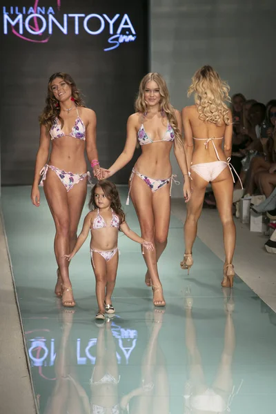 Funkshion yüzmek 2017 yılında Miami Beach üzerinde 23 Temmuz 2017 sırasında pist tasarımcısı Liliana Montoya yaz 2017 defile için bir model yürür