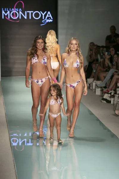 Funkshion yüzmek 2017 yılında Miami Beach üzerinde 23 Temmuz 2017 sırasında pist tasarımcısı Liliana Montoya yaz 2017 defile için bir model yürür