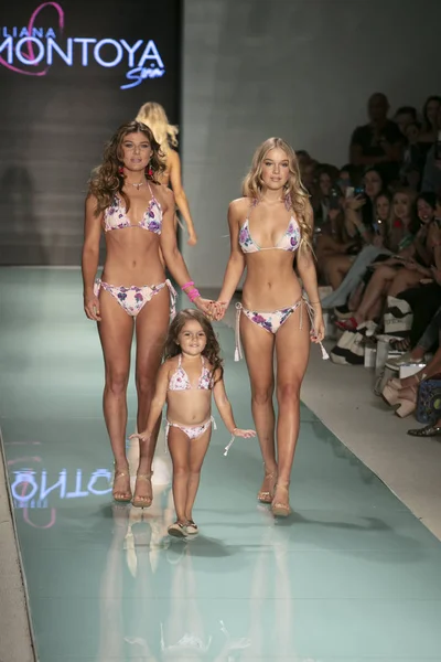 Funkshion yüzmek 2017 yılında Miami Beach üzerinde 23 Temmuz 2017 sırasında pist tasarımcısı Liliana Montoya yaz 2017 defile için bir model yürür