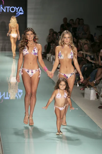 Funkshion yüzmek 2017 yılında Miami Beach üzerinde 23 Temmuz 2017 sırasında pist tasarımcısı Liliana Montoya yaz 2017 defile için bir model yürür