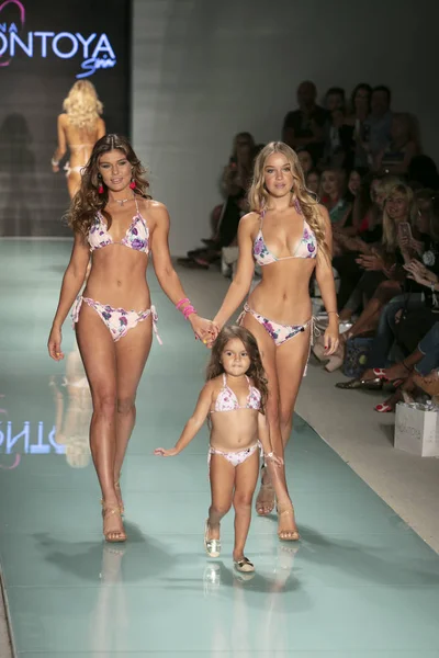 Funkshion yüzmek 2017 yılında Miami Beach üzerinde 23 Temmuz 2017 sırasında pist tasarımcısı Liliana Montoya yaz 2017 defile için bir model yürür