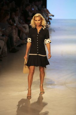 Carmen Steffens Moda Şovu Yaz 2019 koleksiyonunda 15 Temmuz 2018 'de Miami Plajı' ndaki Faena Forumu 'nda Sanat, Kalpler ve Moda Yüzme 2018 sırasında bir model podyumda yürüyor.