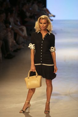 Carmen Steffens Moda Şovu Yaz 2019 koleksiyonunda 15 Temmuz 2018 'de Miami Plajı' ndaki Faena Forumu 'nda Sanat, Kalpler ve Moda Yüzme 2018 sırasında bir model podyumda yürüyor.