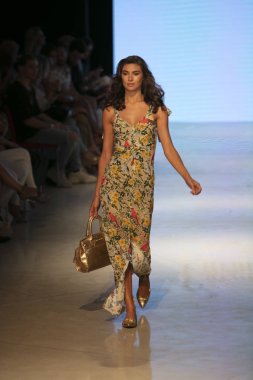 Carmen Steffens Moda Şovu Yaz 2019 koleksiyonunda 15 Temmuz 2018 'de Miami Plajı' ndaki Faena Forumu 'nda Sanat, Kalpler ve Moda Yüzme 2018 sırasında bir model podyumda yürüyor.