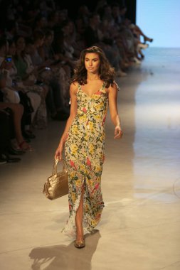 Carmen Steffens Moda Şovu Yaz 2019 koleksiyonunda 15 Temmuz 2018 'de Miami Plajı' ndaki Faena Forumu 'nda Sanat, Kalpler ve Moda Yüzme 2018 sırasında bir model podyumda yürüyor.