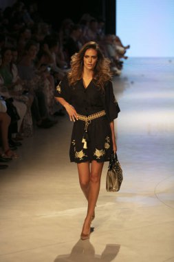 Carmen Steffens Moda Şovu Yaz 2019 koleksiyonunda 15 Temmuz 2018 'de Miami Plajı' ndaki Faena Forumu 'nda Sanat, Kalpler ve Moda Yüzme 2018 sırasında bir model podyumda yürüyor.