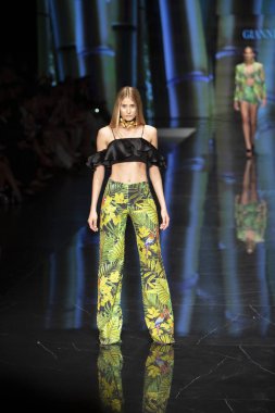 Miami Moda Haftası 2019 'da 2 Haziran 2019' da Miami, Florida 'daki Buz Sarayı' nda Giannina Azar Moda Şovu Koleksiyonu için podyumda bir model yürüyor.