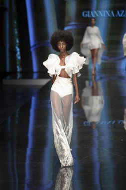 Miami Moda Haftası 2019 'da 2 Haziran 2019' da Miami, Florida 'daki Buz Sarayı' nda Giannina Azar Moda Şovu Koleksiyonu için podyumda bir model yürüyor.