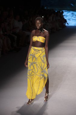 Paraiso Swim Haftası 2019'da Paraiso Swim Haftası 2019'da Aguaclara Mayo Yaz koleksiyonu için podyumda yürüyen bir model 12 Temmuz 2019'da Paraiso Pist Çadırı'nda Miami Beach'te