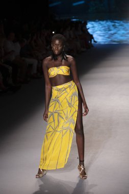 Paraiso Swim Haftası 2019'da Paraiso Swim Haftası 2019'da Aguaclara Mayo Yaz koleksiyonu için podyumda yürüyen bir model 12 Temmuz 2019'da Paraiso Pist Çadırı'nda Miami Beach'te