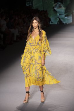 Paraiso Swim Haftası 2019'da Paraiso Swim Haftası 2019'da Aguaclara Mayo Yaz koleksiyonu için podyumda yürüyen bir model 12 Temmuz 2019'da Paraiso Pist Çadırı'nda Miami Beach'te