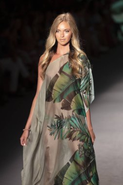 Paraiso Swim Haftası 2019'da Paraiso Swim Haftası 2019'da Aguaclara Mayo Yaz koleksiyonu için podyumda yürüyen bir model 12 Temmuz 2019'da Paraiso Pist Çadırı'nda Miami Beach'te