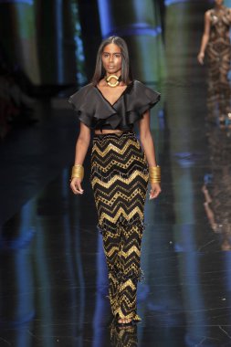 Miami Moda Haftası 2019 'da 2 Haziran 2019' da Miami, Florida 'daki Buz Sarayı' nda Giannina Azar Moda Şovu Koleksiyonu için podyumda bir model yürüyor.