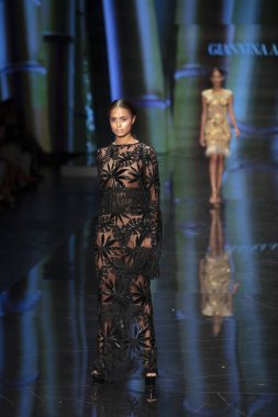 Miami Moda Haftası 2019 'da 2 Haziran 2019' da Miami, Florida 'daki Buz Sarayı' nda Giannina Azar Moda Şovu Koleksiyonu için podyumda bir model yürüyor.