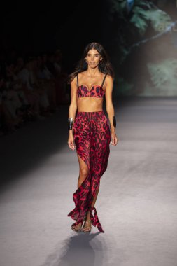 Paraiso Swim Haftası 2019'da Paraiso Swim Haftası 2019'da Aguaclara Mayo Yaz koleksiyonu için podyumda yürüyen bir model 12 Temmuz 2019'da Paraiso Pist Çadırı'nda Miami Beach'te