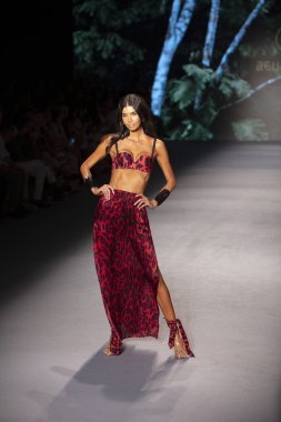 Paraiso Swim Haftası 2019'da Paraiso Swim Haftası 2019'da Aguaclara Mayo Yaz koleksiyonu için podyumda yürüyen bir model 12 Temmuz 2019'da Paraiso Pist Çadırı'nda Miami Beach'te