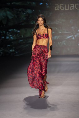Paraiso Swim Haftası 2019'da Paraiso Swim Haftası 2019'da Aguaclara Mayo Yaz koleksiyonu için podyumda yürüyen bir model 12 Temmuz 2019'da Paraiso Pist Çadırı'nda Miami Beach'te