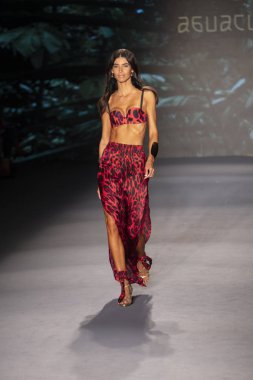 Paraiso Swim Haftası 2019'da Paraiso Swim Haftası 2019'da Aguaclara Mayo Yaz koleksiyonu için podyumda yürüyen bir model 12 Temmuz 2019'da Paraiso Pist Çadırı'nda Miami Beach'te