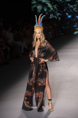 Paraiso Swim Haftası 2019'da Paraiso Swim Haftası 2019'da Aguaclara Mayo Yaz koleksiyonu için podyumda yürüyen bir model 12 Temmuz 2019'da Paraiso Pist Çadırı'nda Miami Beach'te