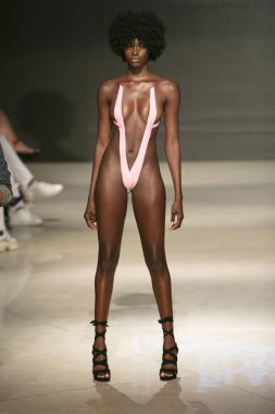 2019 yazında Miami Beach 'teki Faena Forum' da düzenlenen Sanat, Kalpler ve Moda Yüzme 2018 koleksiyonu sırasında bir manken podyumda yürüyor.