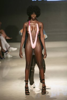 2019 yazında Miami Beach 'teki Faena Forum' da düzenlenen Sanat, Kalpler ve Moda Yüzme 2018 koleksiyonu sırasında bir manken podyumda yürüyor.