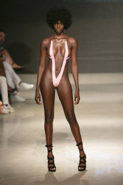 2019 yazında Miami Beach 'teki Faena Forum' da düzenlenen Sanat, Kalpler ve Moda Yüzme 2018 koleksiyonu sırasında bir manken podyumda yürüyor.