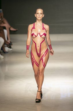 2019 yazında Miami Beach 'teki Faena Forum' da düzenlenen Sanat, Kalpler ve Moda Yüzme 2018 koleksiyonu sırasında bir manken podyumda yürüyor.