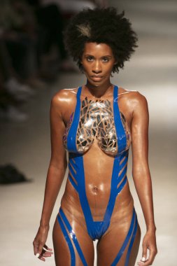 2019 yazında Miami Beach 'teki Faena Forum' da düzenlenen Sanat, Kalpler ve Moda Yüzme 2018 koleksiyonu sırasında bir manken podyumda yürüyor.