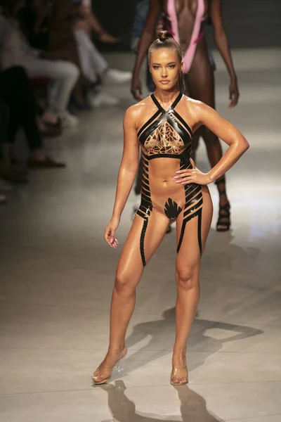 2018年7月15日 在迈阿密海滩法耶纳论坛 Faena Forum 一名模特在艺术 心灵和时尚泳道2018年夏季时装秀 Black Tape Project Fashion — 图库照片