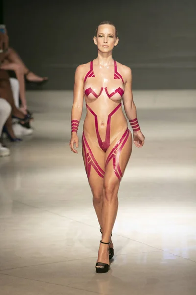 2019 yazında Miami Beach 'teki Faena Forum' da düzenlenen Sanat, Kalpler ve Moda Yüzme 2018 koleksiyonu sırasında bir manken podyumda yürüyor.