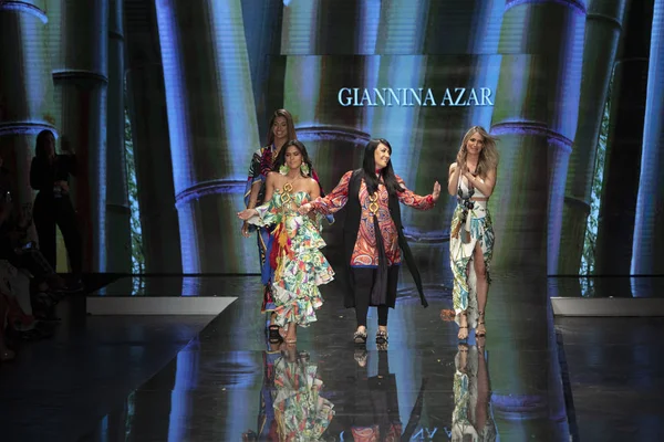 Ένα Μοντέλο Περπατά Στο Διάδρομο Για Συλλογή Giannina Azar Fashion — Φωτογραφία Αρχείου