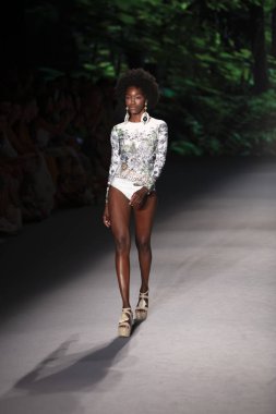 Paraiso Yüzme Haftası 2019 'da Paraiso Pist Çadırı' ndaki Miami Sahili 'nde Agua Bendita Mayo Yaz Koleksiyonu 2020 defilesinde bir model podyumda yürüyor.