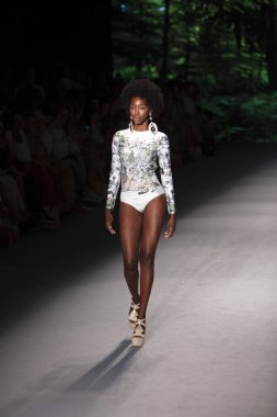 Paraiso Yüzme Haftası 2019 'da Paraiso Pist Çadırı' ndaki Miami Sahili 'nde Agua Bendita Mayo Yaz Koleksiyonu 2020 defilesinde bir model podyumda yürüyor.