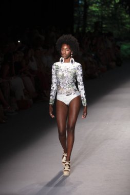 Paraiso Yüzme Haftası 2019 'da Paraiso Pist Çadırı' ndaki Miami Sahili 'nde Agua Bendita Mayo Yaz Koleksiyonu 2020 defilesinde bir model podyumda yürüyor.