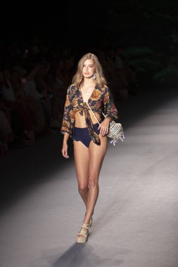 Paraiso Yüzme Haftası 2019 'da Paraiso Pist Çadırı' ndaki Miami Sahili 'nde Agua Bendita Mayo Yaz Koleksiyonu 2020 defilesinde bir model podyumda yürüyor.