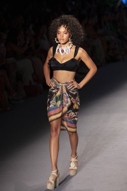 Paraiso Yüzme Haftası 2019 'da Paraiso Pist Çadırı' ndaki Miami Sahili 'nde Agua Bendita Mayo Yaz Koleksiyonu 2020 defilesinde bir model podyumda yürüyor.