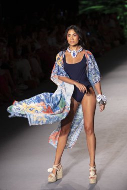 Paraiso Yüzme Haftası 2019 'da Paraiso Pist Çadırı' ndaki Miami Sahili 'nde Agua Bendita Mayo Yaz Koleksiyonu 2020 defilesinde bir model podyumda yürüyor.