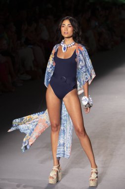 Paraiso Yüzme Haftası 2019 'da Paraiso Pist Çadırı' ndaki Miami Sahili 'nde Agua Bendita Mayo Yaz Koleksiyonu 2020 defilesinde bir model podyumda yürüyor.