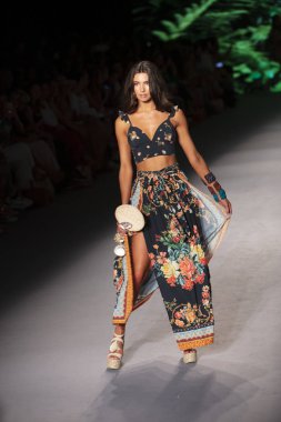 Paraiso Yüzme Haftası 2019 'da Paraiso Pist Çadırı' ndaki Miami Sahili 'nde Agua Bendita Mayo Yaz Koleksiyonu 2020 defilesinde bir model podyumda yürüyor.