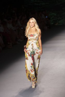 Paraiso Yüzme Haftası 2019 'da Paraiso Pist Çadırı' ndaki Miami Sahili 'nde Agua Bendita Mayo Yaz Koleksiyonu 2020 defilesinde bir model podyumda yürüyor.