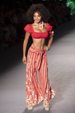 Paraiso Yüzme Haftası 2019 'da Paraiso Pist Çadırı' ndaki Miami Sahili 'nde Agua Bendita Mayo Yaz Koleksiyonu 2020 defilesinde bir model podyumda yürüyor.