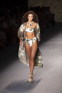 Paraiso Yüzme Haftası 2019 'da Paraiso Pist Çadırı' ndaki Miami Sahili 'nde Agua Bendita Mayo Yaz Koleksiyonu 2020 defilesinde bir model podyumda yürüyor.