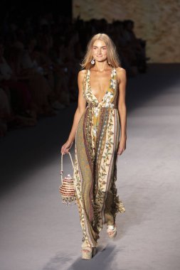 Paraiso Yüzme Haftası 2019 'da Paraiso Pist Çadırı' ndaki Miami Sahili 'nde Agua Bendita Mayo Yaz Koleksiyonu 2020 defilesinde bir model podyumda yürüyor.